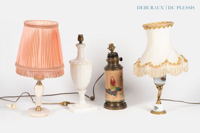 trois lampes placées l'une à côté de l'autre sur une table