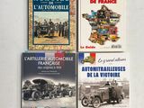 quatre livres posés sur une surface blanche, avec l'image d'une voiture
