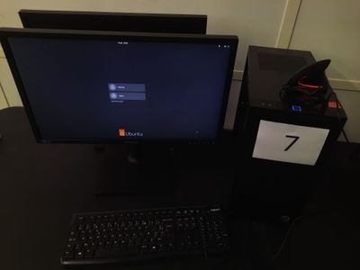 un ordinateur sur un bureau avec un clavier et une souris