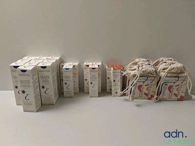 Plusieurs boîtes de laine sont alignées sur une table