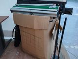 une grande boîte contenant une pile de papiers
