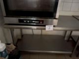 une photo d'une cuisine avec une télévision posée sur un meuble