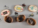 beaucoup de petits jouets posés sur une table