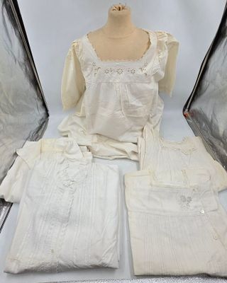 trois vêtements exposés dans une valise