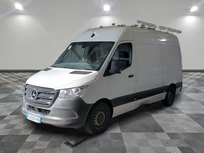 une camionnette blanche garée dans une pièce