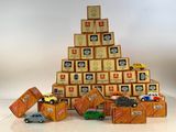 une pile de petites voitures posée sur une pile de cartons