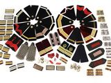 une image représentant un ensemble d'uniformes militaires et d'accessoires