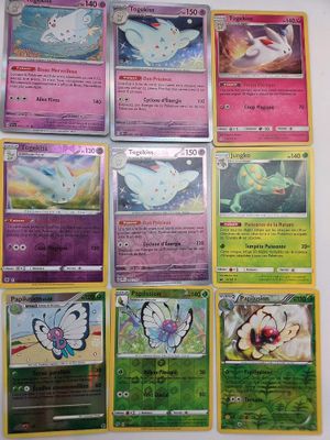 Plusieurs cartes Pokémon sont accrochées au mur d'une pièce.