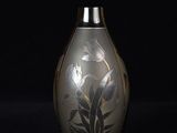 un vase en verre orné d'un motif floral