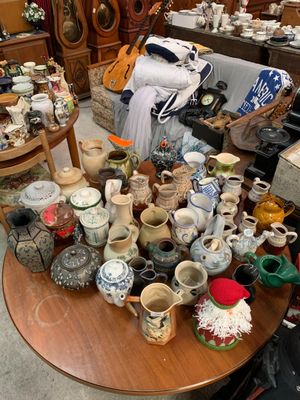 Lot de céramiques : pichets, boites couvertes et divers