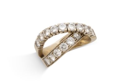 une bague « bypass » en or 18 carats et diamants