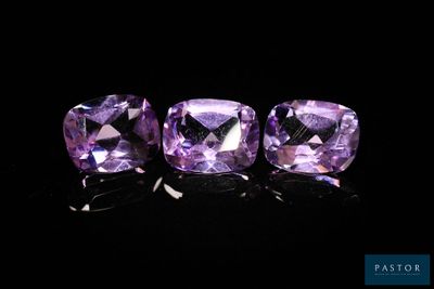 trois améthystes violettes sur fond noir