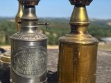 Deux lampes à l'ancienne sont posées sur un rocher