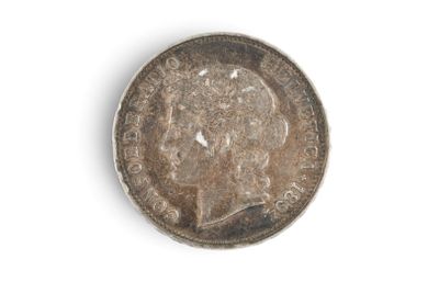 une vieille pièce d'argent posée sur une surface blanche, sur fond blanc
