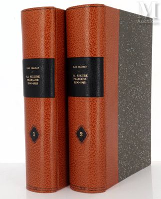 deux livres posés l'un sur l'autre sur une table