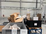 de nombreuses caisses dans un grand entrepôt rempli de caisses