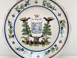 une assiette bleue et blanche avec l'image d'un oiseau dessus