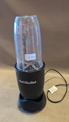 un mixeur posé sur une table