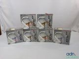 quatre boîtes de manettes de jeu Nintendo Wii posées sur un lit