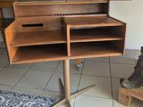 un bureau en bois sur lequel se trouvent un miroir et un vase