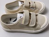 baskets en toile blanche avec deux bandes Velcro sur le côté