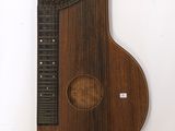 un instrument en bois accroché au mur