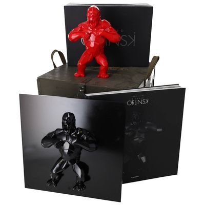 le personnage rouge est assis sur une boîte noire