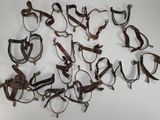 de nombreuses paires de lunettes accrochées au mur