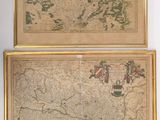Trois cartes encadrées de l'Europe et de l'Asie sont accrochées au mur.