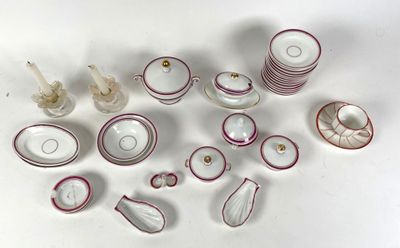 une table blanche sur laquelle sont posés tout un tas de plats