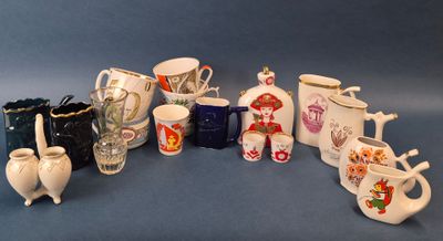 de nombreux types de tasses à café et de mugs sur la table