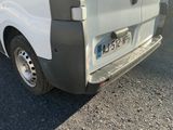 une camionnette blanche garée sur le bord de la route