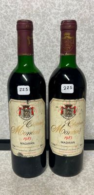 deux bouteilles de vin posées l'une à côté de l'autre sur un comptoir