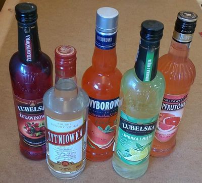 de nombreuses bouteilles d'alcool posées sur un plan de travail