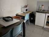 une petite cuisine avec une table et des chaises