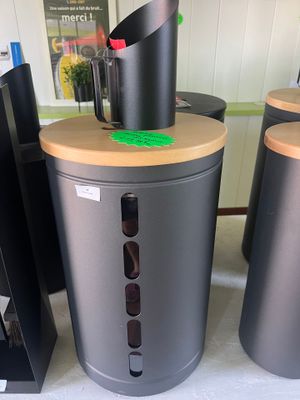 trois poubelles posées par terre