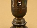 une coupe en argent posée sur une table