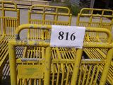 tout un tas de chaises métalliques jaunes qui sont posées sur un parking