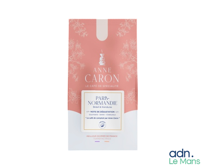 un gros plan d'un paquet de savon sur fond blanc
