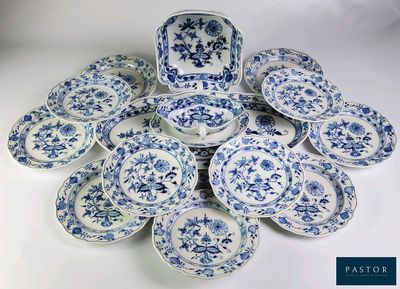 Des assiettes bleues et blanches sont empilées sur une surface blanche