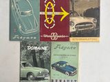 Plusieurs anciennes brochures automobiles sont exposées sur un fond blanc