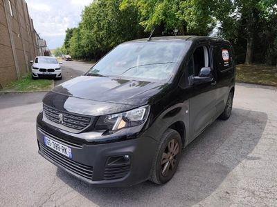 La camionnette noire est garée sur le bord de la route.