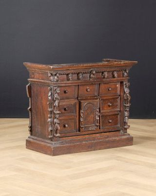 une vieille commode en bois posée sur un parquet