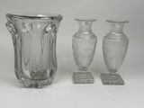 trois vases en verre posés l'un à côté de l'autre sur une table