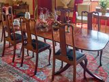 une salle à manger avec une table et des chaises