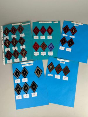 quatre feuilles de papier avec des motifs différents, posées sur une table