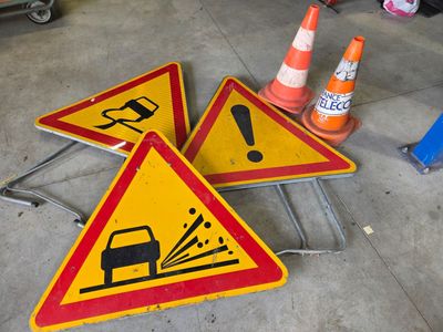 3 panneaux de chantier (dont 1 sans support) et 2 cônes de c…