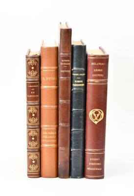 plusieurs vieux livres sont empilés sur une surface blanche