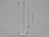 pichet en verre transparent muni d'une anse, sur fond gris