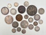 de nombreux types de pièces sur la table